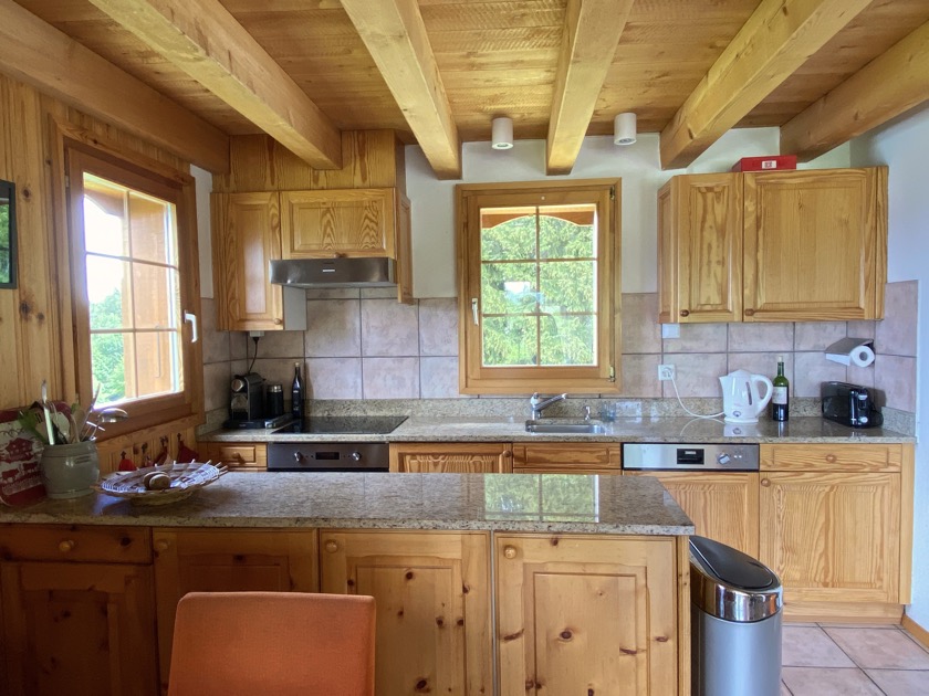 Fully equiped kitchen with granite working top